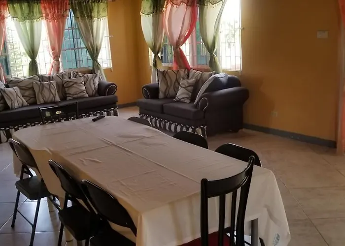 Pensión Chaudhry House Montego Bays- 2nd Floor