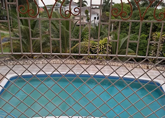 Pensión Chaudhry House Montego Bays- 2nd Floor 4*